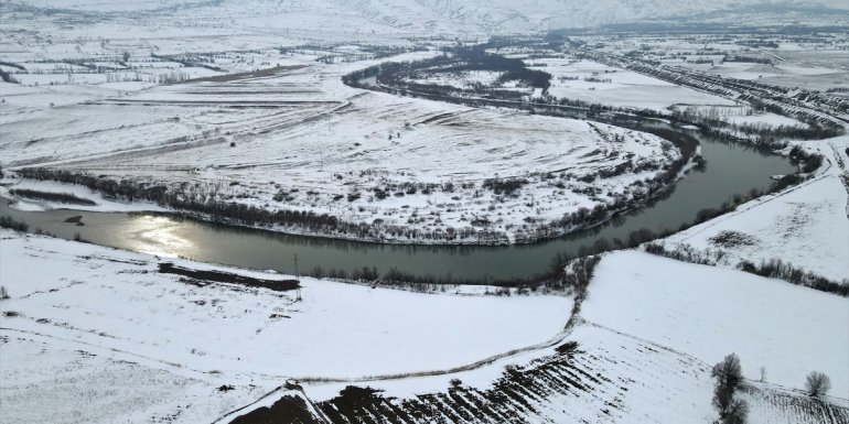 Erzincan'daki mendereslerin çevresi beyaz örtüyle kaplandı