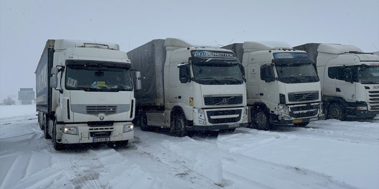 Erzurum ile Erzincan'da kar yağışı nedeniyle 94 köy ve mahalle yolunda ulaşım sağlanamıyor