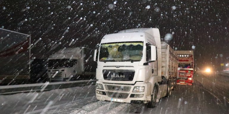 ERZİNCAN - Ulaşım kar ve buzlanma nedeniyle güçlükle sağlanıyor1