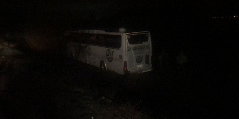 ERZİNCAN - Yoldan çıkan otobüsteki 2 yolcu yaralandı1