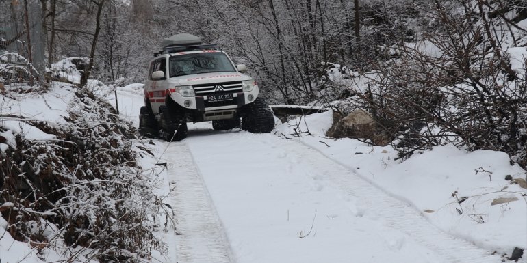 ERZİNCAN - Yolu kardan kapanan köylerdeki aşı taleplerine paletli ambulansla yetişiyorlar1