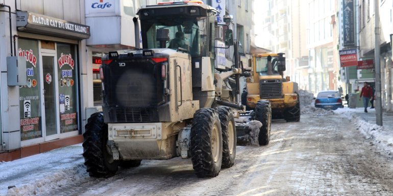Erzurum, Ağrı ve Tunceli'de sokaklar ile süs havuzları buz tuttu