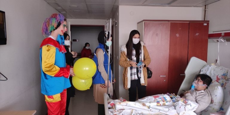 Erzurum'da gönüllü gençlerden hasta çocuklara moral ziyareti