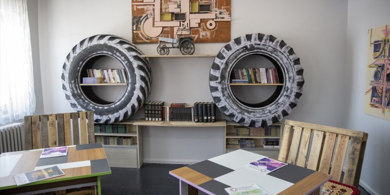 Erzurum'da öğrenciler atık malzemelerden kütüphane kurdu