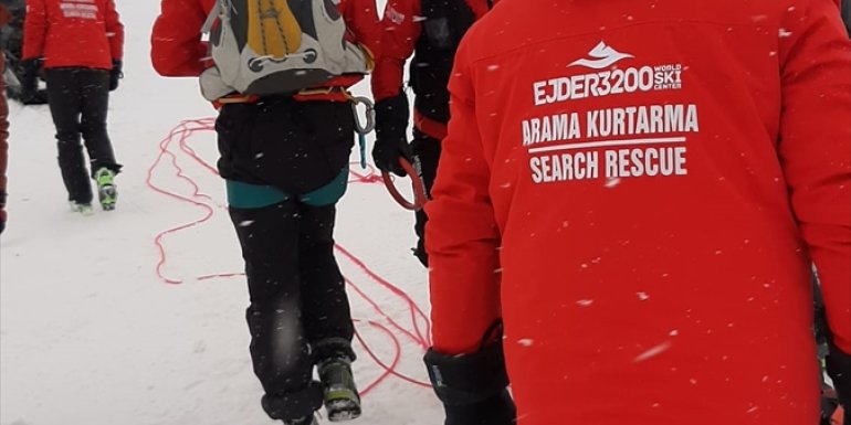 Palandöken'de kayak yaparken yaralanan turisti JAK timi kurtardı