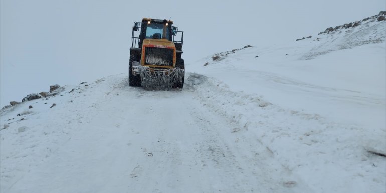 Erzurum'da yolu kardan kapanan mezrada fenalaşan hastanın imdadına ekipler yetişti
