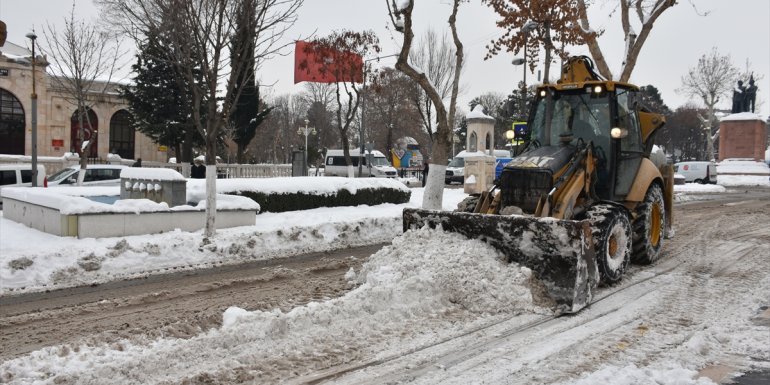 Gaziantep, Kahramanmaraş, Malatya ve Adıyaman'da karla mücadele sürüyor