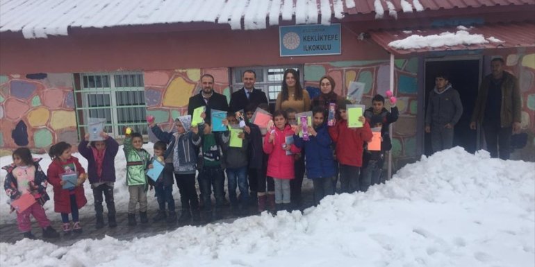 Güroymak'taki köy okullarına kırtasiye yardımı