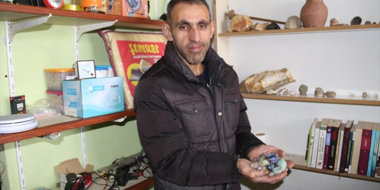 Güroymaklı esnaf, biriktirdiği renkli doğal taşları işyerinde sergiliyor