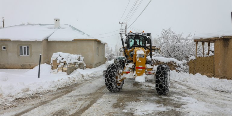 Gürpınar Belediyesi'nin karla mücadele çalışması devam ediyor