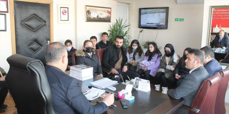 Hakkari'de başarılı öğrencilere tablet verildi