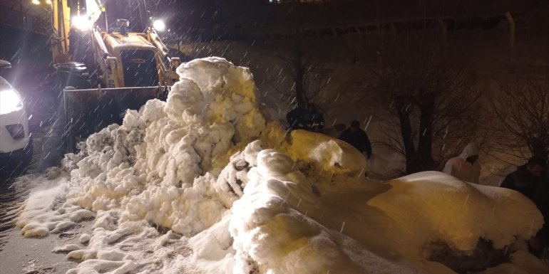Hakkari'de belediye ekipleri 2 bin 400 rakımlı bölgedeki içme suyu hattını onardı