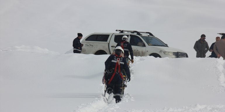 Hakkari'de ekipler hediklerle karlı yolları aşıp elektrik arızalarını gideriyor