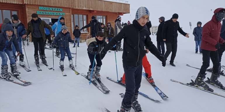 Hakkari'de hafızlık eğitimi alan öğrenciler kayak merkezinde eğlendi