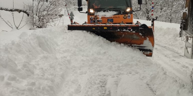 Hakkari'de mezra yoluna çığ düştü