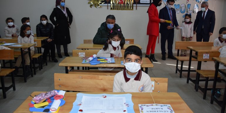 Hakkari'de okullarda karne heyecanı yaşandı