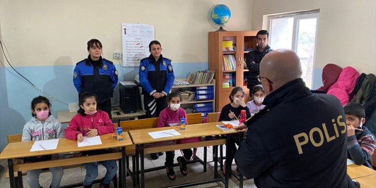 Hakkari'de polis ve AFAD ekipleri öğrencilerle boyama ve okuma yaptı