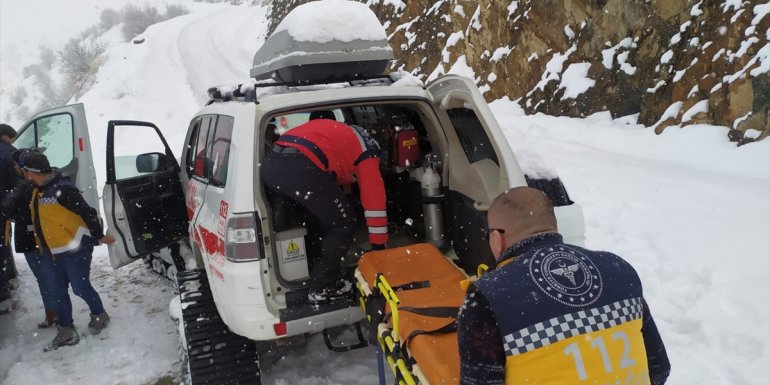 Hakkari'de rahatsızlanan kişi ekiplerce zorlu koşullarda hastaneye ulaştırıldı
