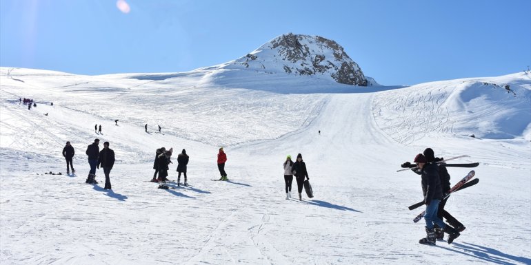 Hakkari'deki kayak merkezi yerli ve yabancı turistleri ağırlıyor