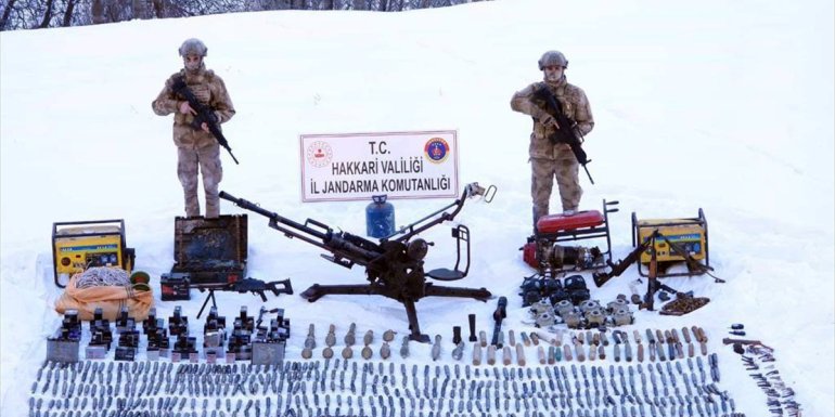 Hakkari'de Eren Kış-4 operasyonlarında çok sayıda silah ve mühimmat ele geçirildi
