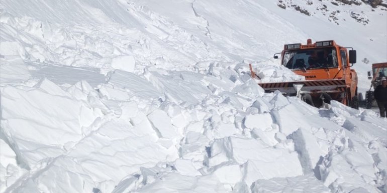 HAKKARİ - Karla mücadele ekibi çığ tehlikesi atlattı1
