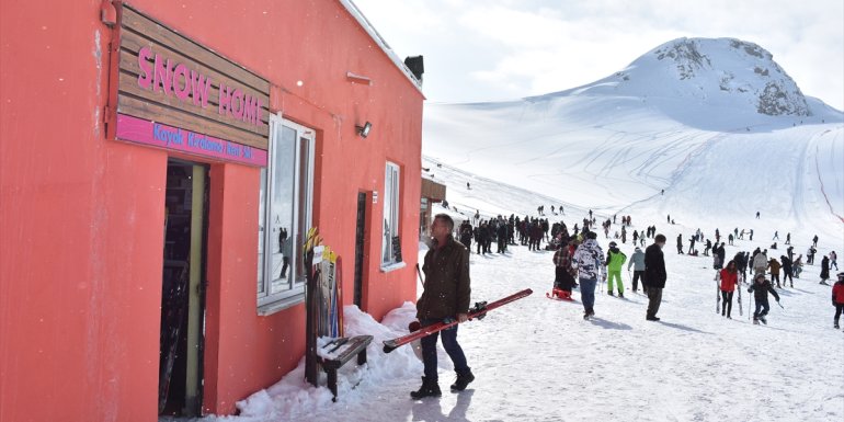 HAKKARİ - Kayak merkezinde hafta sonu yoğunluğu yaşandı1