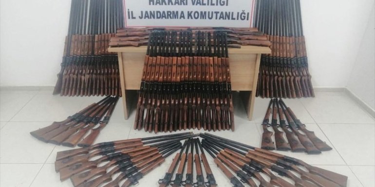 Hakkari kırsalında 100 av tüfeği ele geçirildi