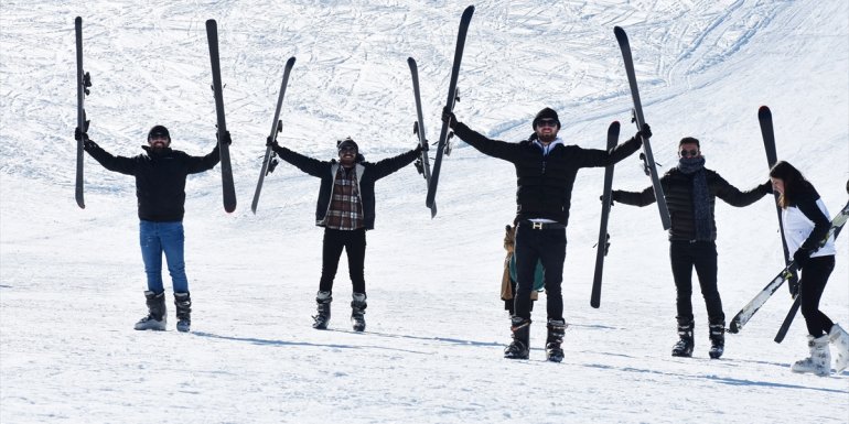 HAKKARİ - Üniversite öğrencileri 2 bin 800 rakımlı merkezde kayak öğreniyor1