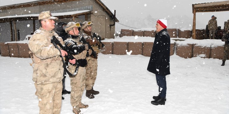 Hakkari Valisi Akbıyık, üs bölgesinde görevli güvenlik güçlerini ziyaret etti