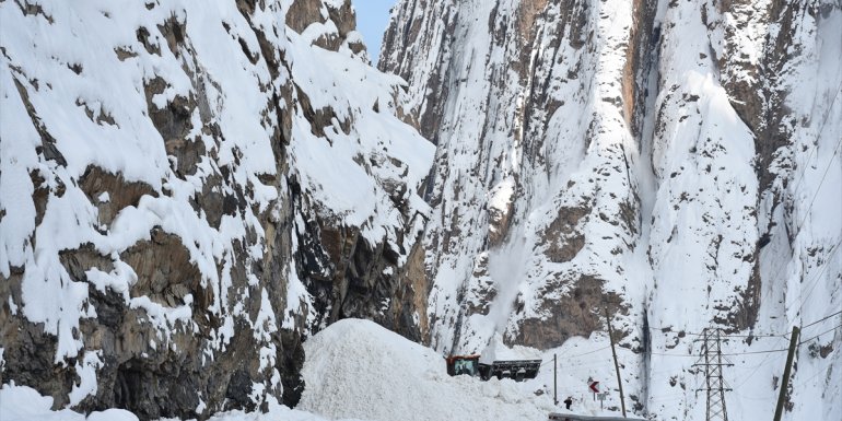 Hakkari-Van kara yolunun 5 noktasına çığ düştü