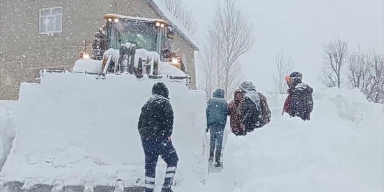 HAKKARİ - Yolu kardan kapanan köydeki hastanın yardımına ekipler yetişti1