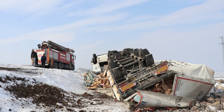Iğdır'da temizlik malzemeleri taşıyan tır devrildi