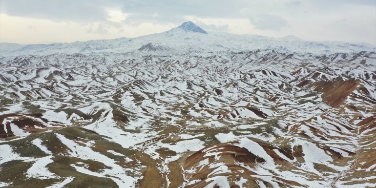 Iğdır'daki yer yer karla kaplı Gökkuşağı Tepeleri renk paletini andırıyor