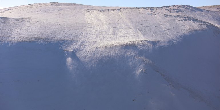 Doğu'da kışın korkulu rüyası tipi "kar şelalesi" görüntülendi