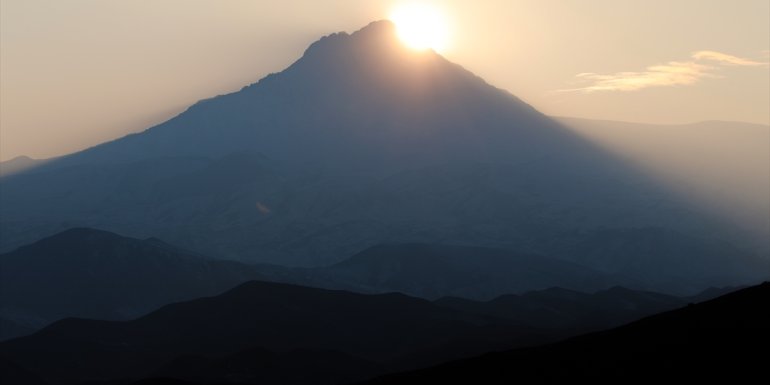 Tekelti Dağı'nda sis ve gün batımı manzarası ilgi gördü