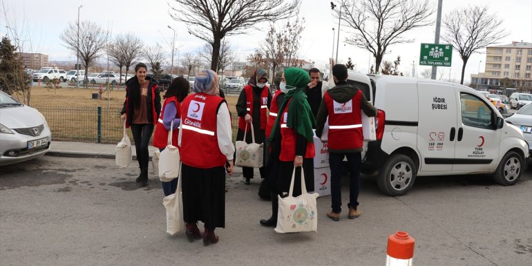 Iğdır'da Türk Kızılaydan yeni doğum yapmış annelere "bohça hediyesi"