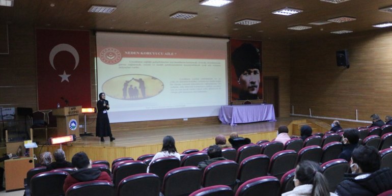 İspir'de kamu personeline koruyucu aile hizmetleri eğitimi verildi