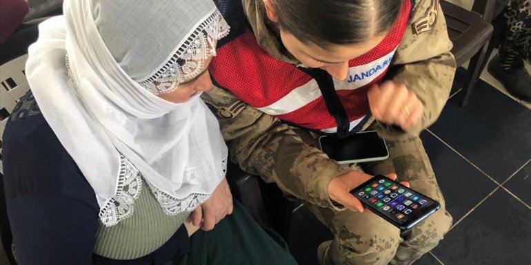 Kadın komutanlar köyde kadınlara KADES uygulamasını tanıttı1