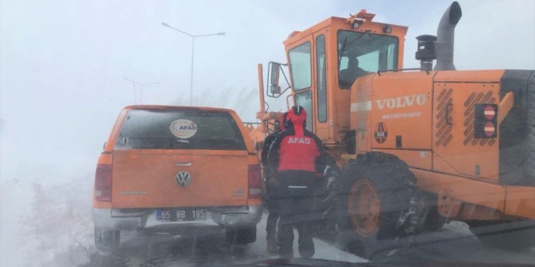 Karla mücadele ekipleri sıfırın altında 30 derecede yolları açmaya çalışıyor