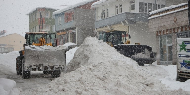 Karlıova'da günde 100 kamyon kar ilçe dışına taşınıyor