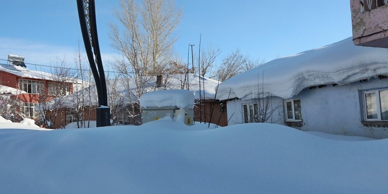 Karlıova'da tek katlı evler kara gömüldü