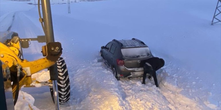 Kars, Ardahan ve Ağrı'da tipi nedeniyle mahsur kalan araçlar kurtarıldı