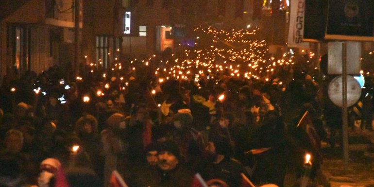 Kars'ta binlerce kişi "Sarıkamış şehitleri"ni anmak için meşaleyle yürüdü