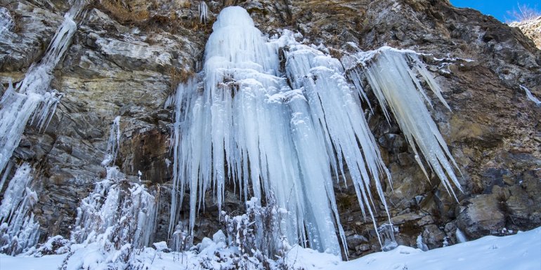 Kars'ta donan Susuz Şelalesi'nde buz sarkıtları oluştu