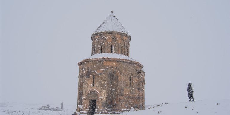 Dünya mirası Ani ziyaretçilerini karla kaplı güzelliğiyle ağırlıyor