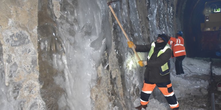 KARS - Güvenli demir yolu ulaşımı için TCDD görevlileri buz mesaisinde1