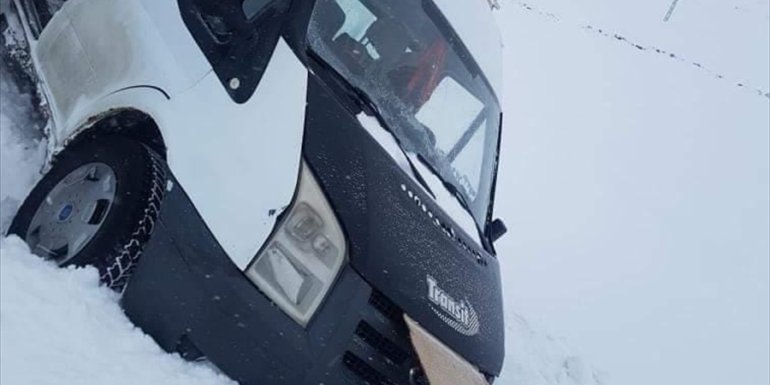 KARS - Kar nedeniyle yolda kalan araçlar kurtarıldı1