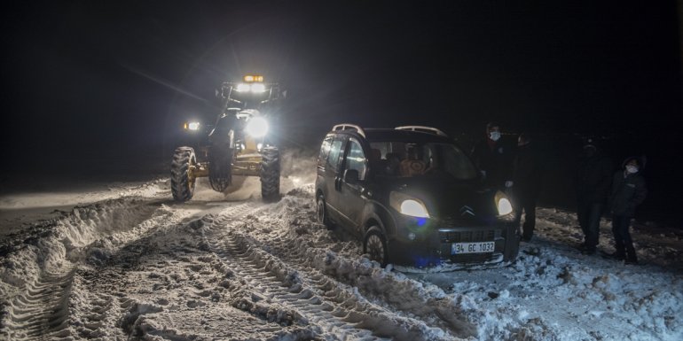 Karlı yollar hastalara ulaşmalarına engel olamıyor