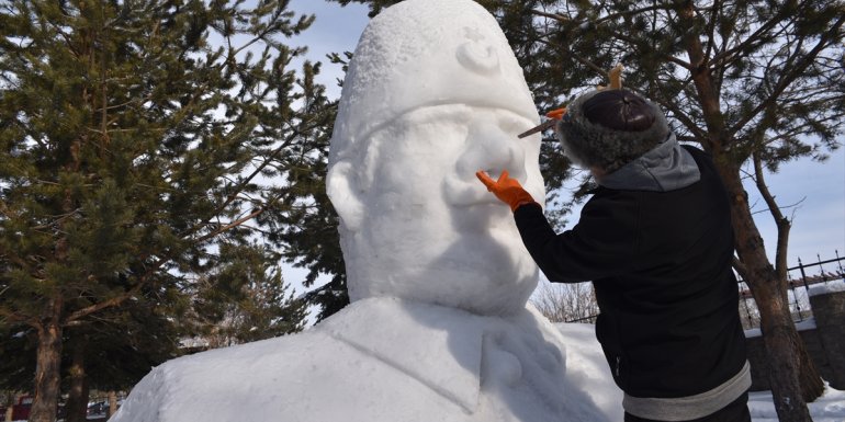 Kars'ta Kazım Karabekir'in kardan heykeli yapıldı