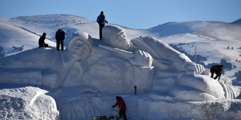 Kars'ta Sarıkamış şehitlerini temsilen yapılan kardan heykeller tamamlandı